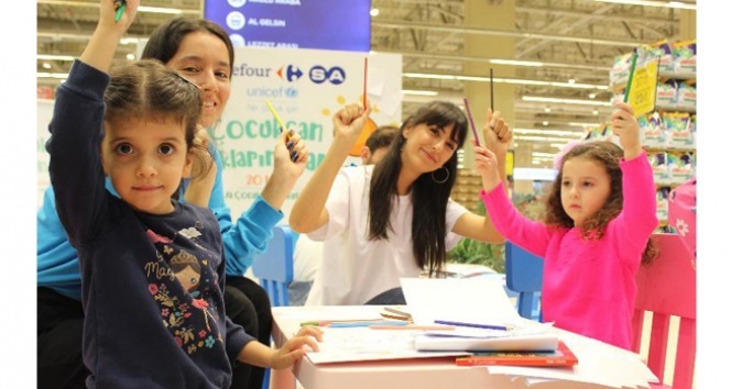 Minikler, boyama yaparak haklarını öğrendi