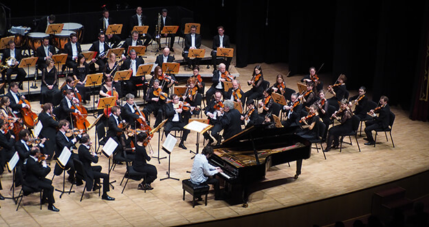 Strazburg Filarmoni Orkestrası Müzikseverleri Büyüledi