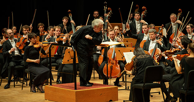 Strazburg Filarmoni Orkestrası Müzikseverleri Büyüledi