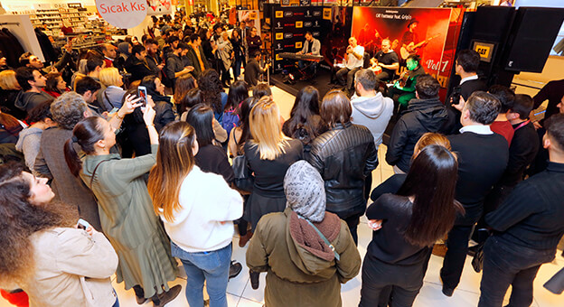 Gripin ile Cat Buluşmalarının İlki Boyner Cevahir'de Gerçekleşti