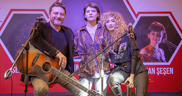 Tuna Kiremitçi, Sena Şener ve Dilhan Şeşen Tepede Sohbet’te Buluştu