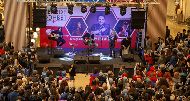 Tuna Kiremitçi, Sena Şener ve Dilhan Şeşen Tepede Sohbet’te Buluştu