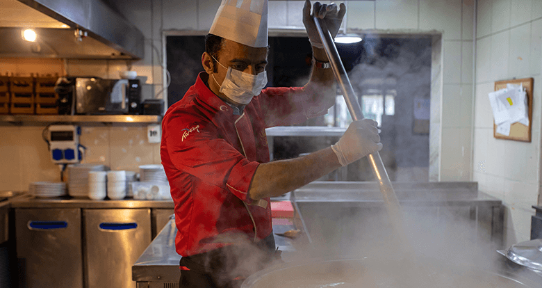Kadıköy Belediyesi, Yaşlılara Sıcak Yemek Dağıtımına Başladı