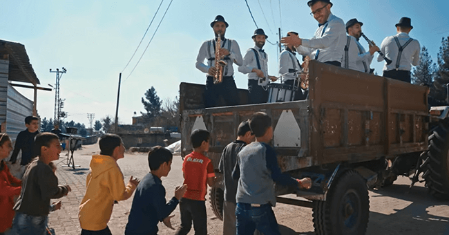 'Big Bando'nun ilk klibinin geliri, eğitimden uzak kalan çocuklara bağışlanacak