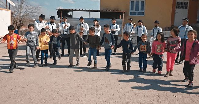 'Big Bando'nun ilk klibinin geliri, eğitimden uzak kalan çocuklara bağışlanacak