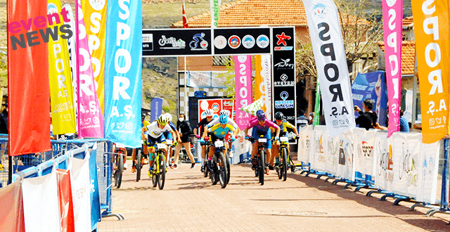 12 ülkeden 55 sporcu birincilik için Koramaz Vadisinde pedal çevirdi