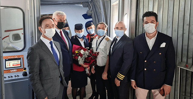 Dalaman'a gelen Ukraynalı turist kafilesi çiçeklerle karşılandı