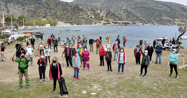 'Datça cennet kalsın' diyerek denize girdiler, imza kampanyası başlattılar