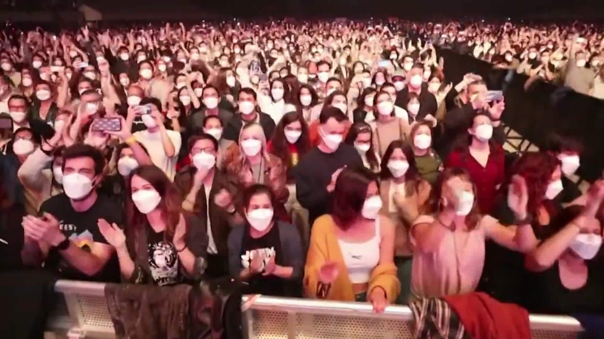 İspanya'da 5 bin kişinin katıldığı sosyal mesafesiz konser