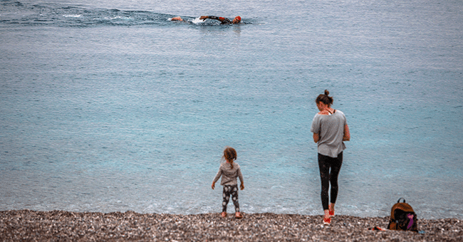 Turistlerden kısıtlamada boş kalan Konyaaltı Sahili'nde yürüyüş