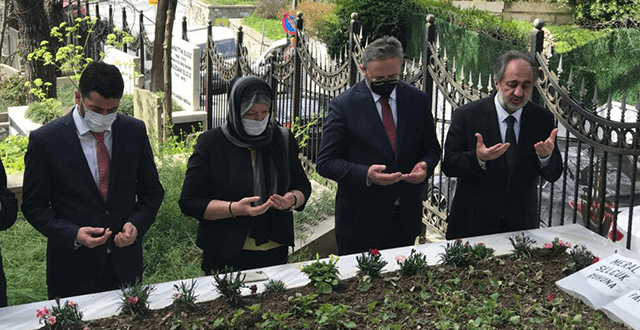 Münir Nurettin Selçuk, mezarı başında anıldı