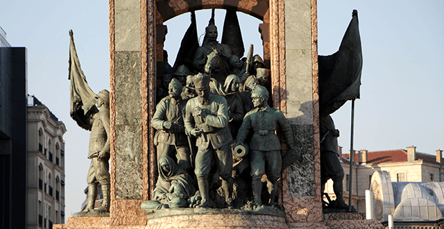 Taksim Cumhuriyet Anıtı'nda yıllardır fark edilmeyen ayrıntı