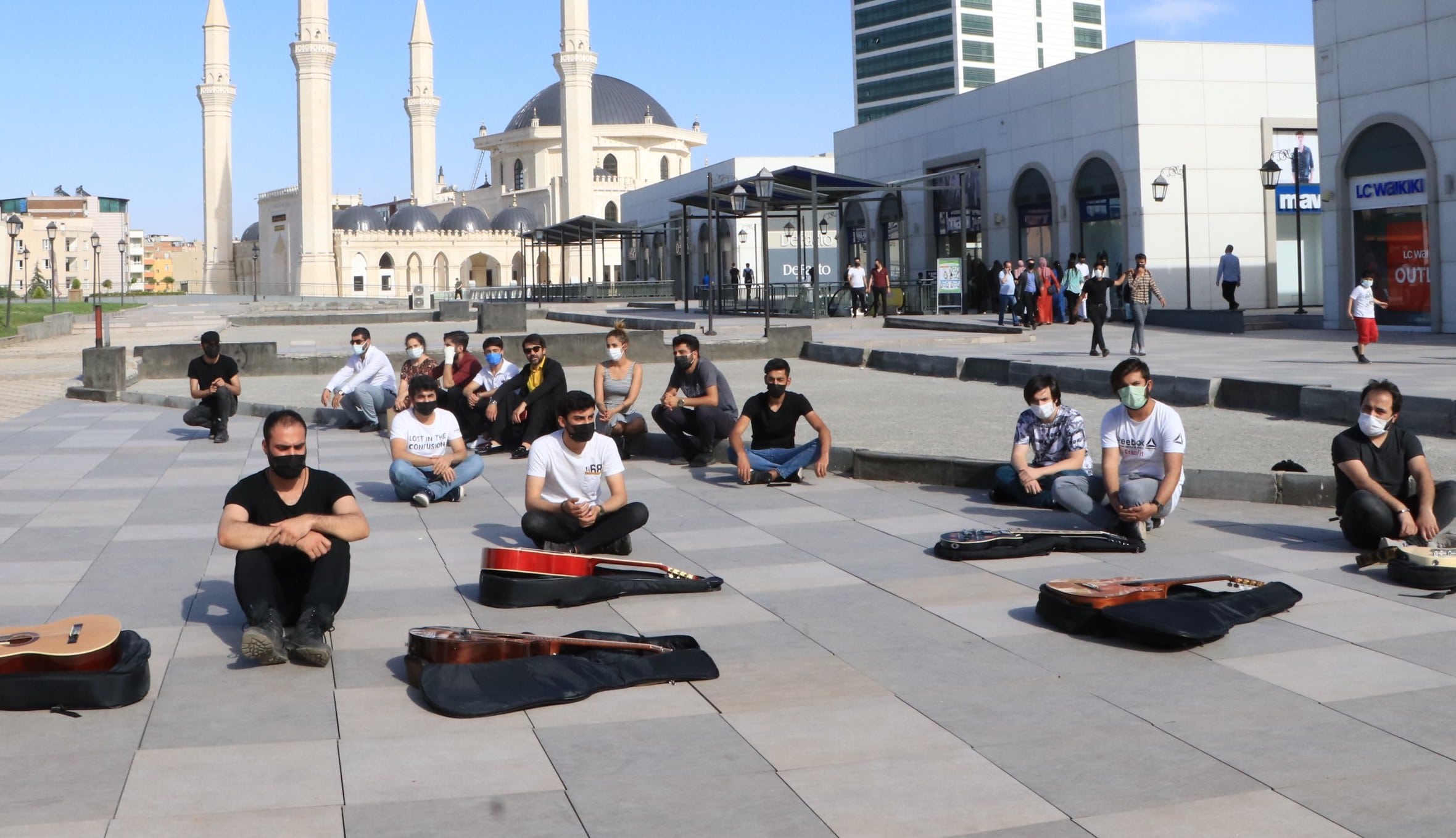 Müzisyenler sessiz oturma eylemi yaptı enstürmanlarını yere bıraktı
