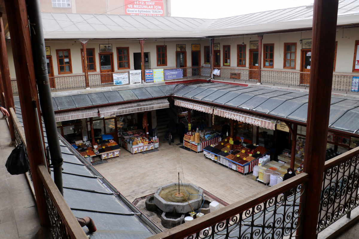 5 asırlık han zamana meydan okuyor