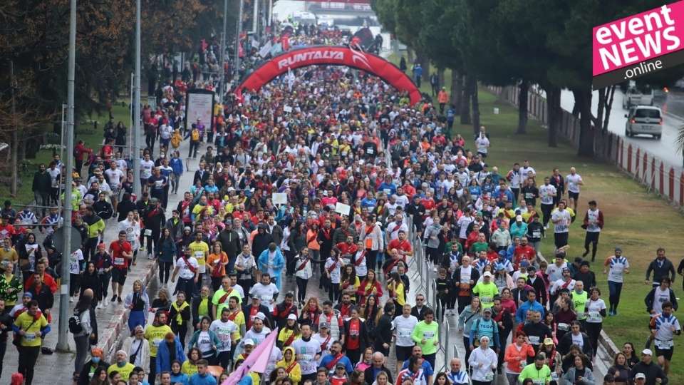 RUNTALYA’DA BİNLERCE KOŞU TUTKUNUNU YAĞMUR DURDURAMADI 