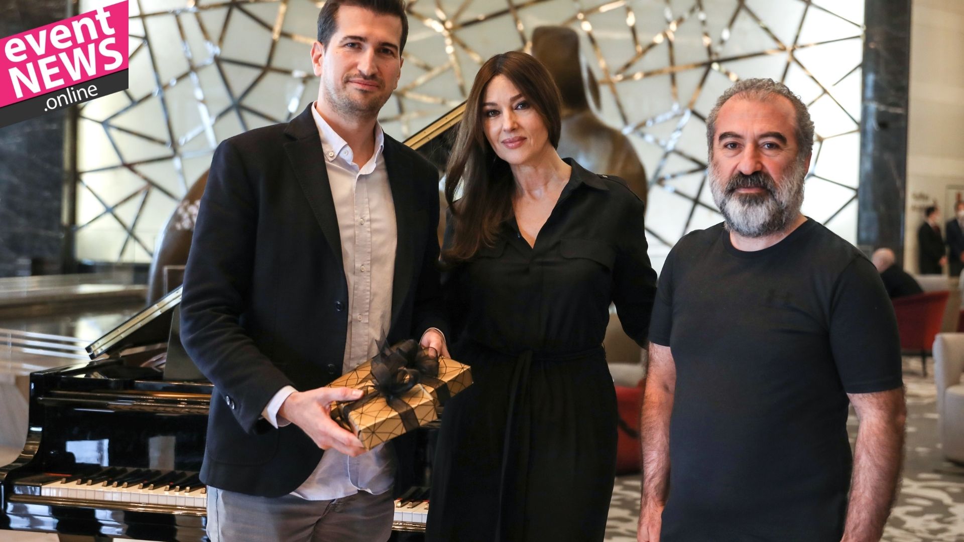 Monica Bellucci'ye Anlamlı Hediye