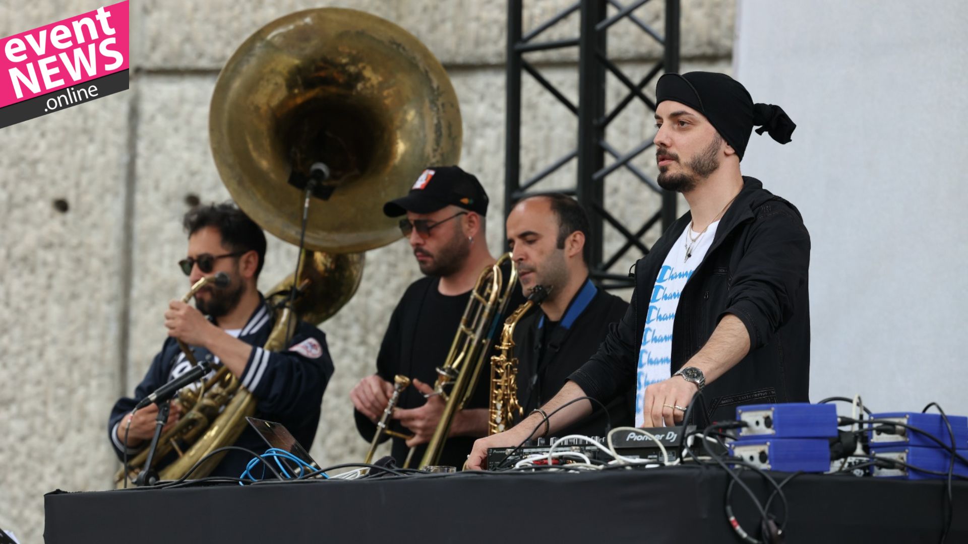 Hey! Douglas, Cuma İş Çıkışı İzmir Kültürpark'ta Sahne Alacak