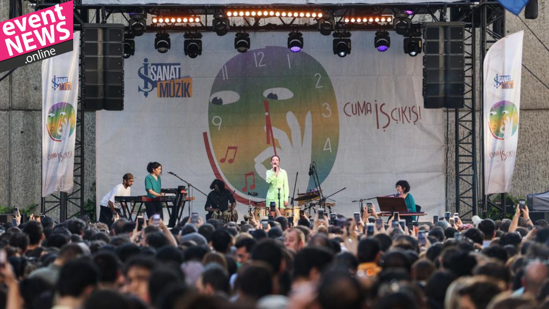 Cuma İş Çıkışı Konserlerinde Melike Şahin Sahnedeydi