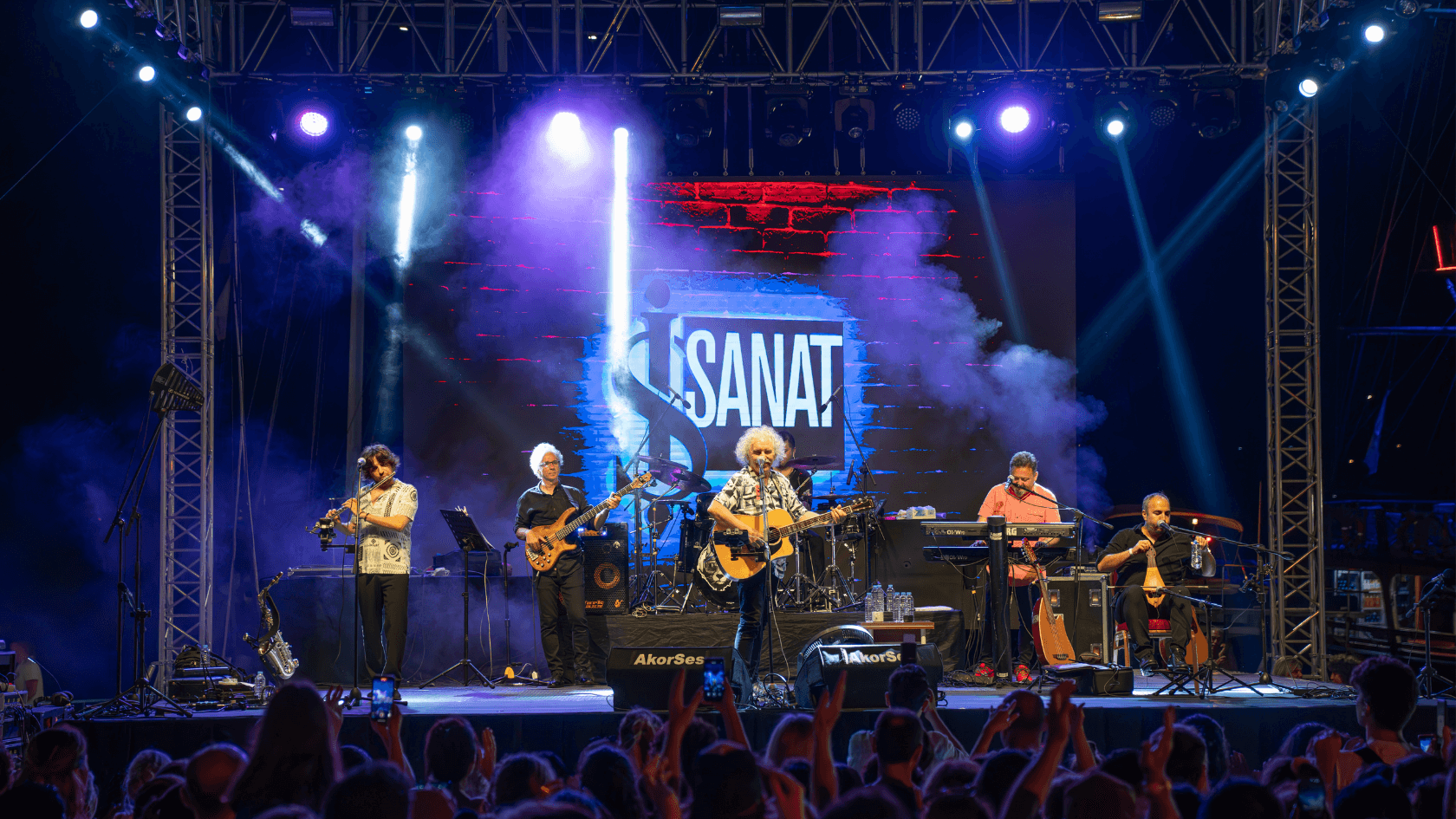 YENİ TÜRKÜ İŞ SANAT ÇARŞAMBA SAHNESİ’NDE MARMARİS’İ SALLADI