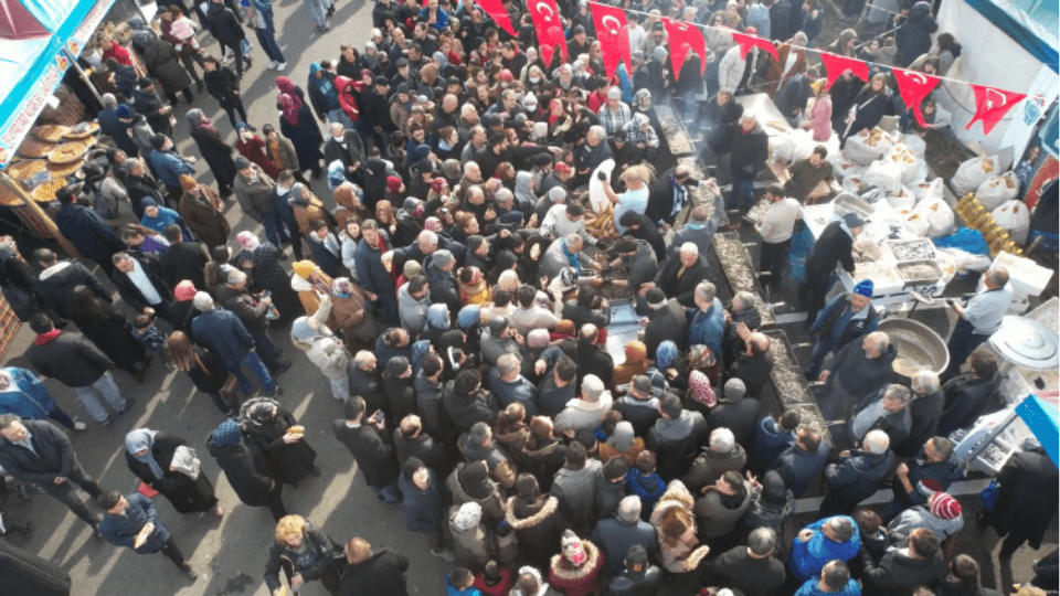 Yalova’da düzenlenen Hamsi Festivali’nde 3 ton hamsi ikram edildi