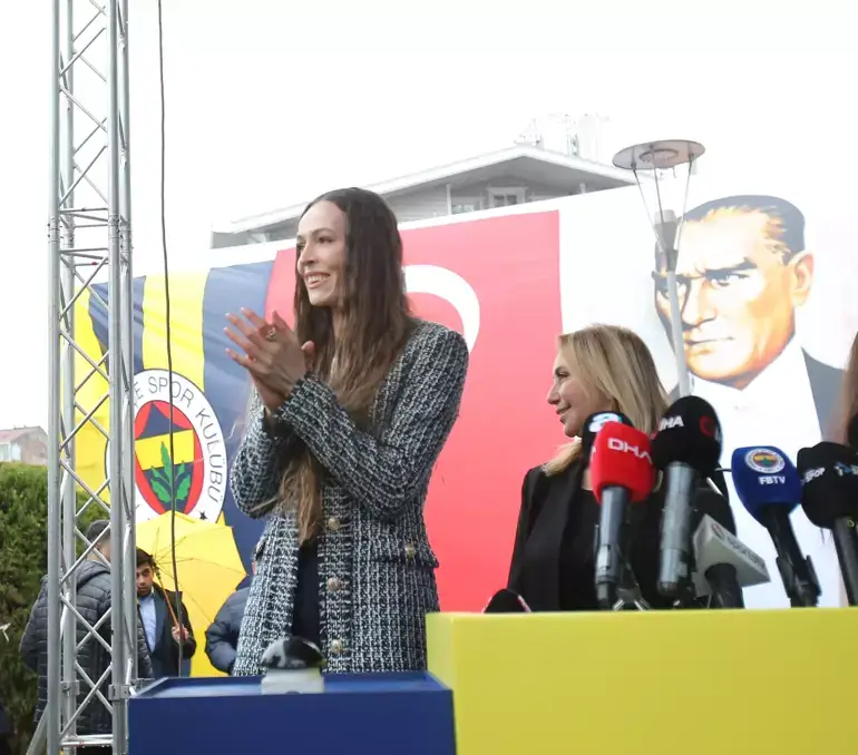 A Milli Kadın Voleybol Takımı ve Fenerbahçe’nin kaptanı Eda Erdem Dündar'ın heykeli açıldı