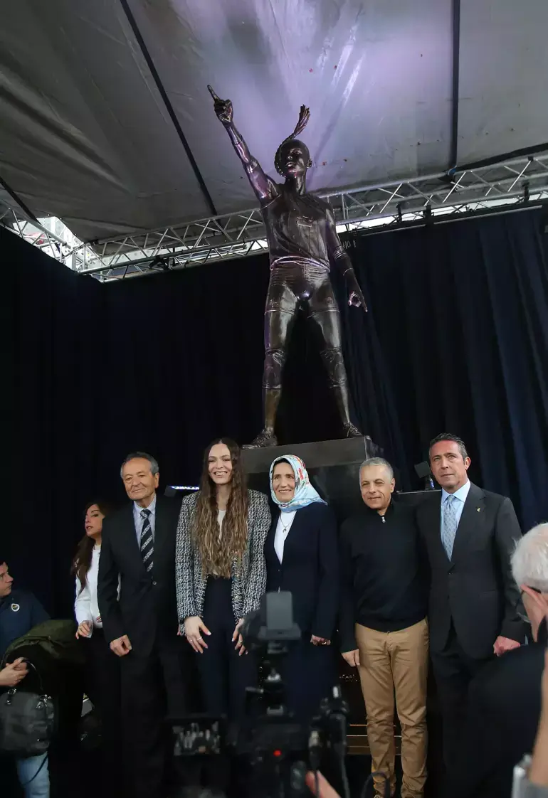 A Milli Kadın Voleybol Takımı ve Fenerbahçe’nin kaptanı Eda Erdem Dündar'ın heykeli açıldı