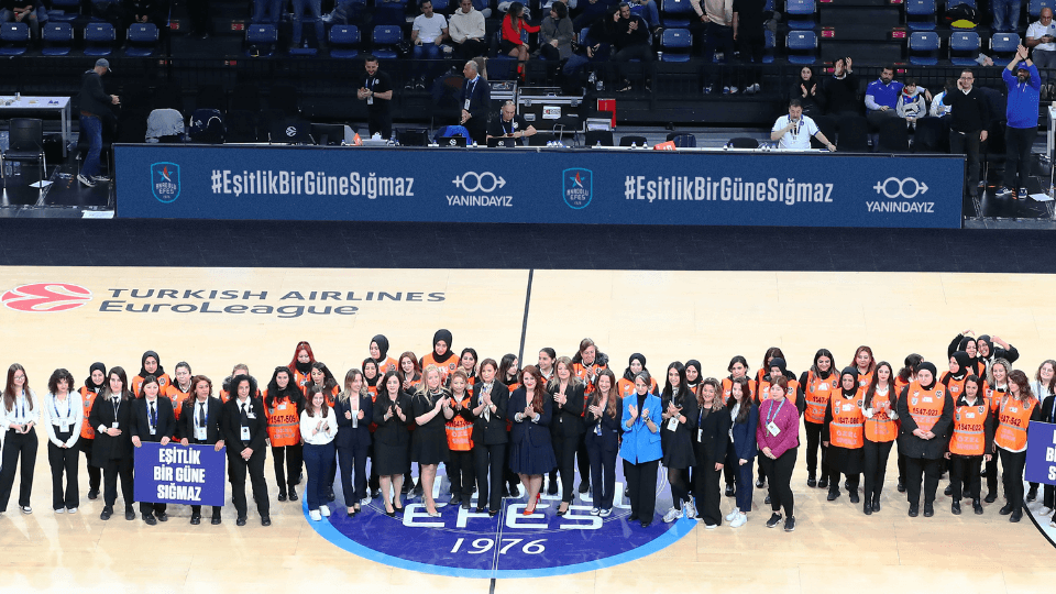 7 Mart'ta Anadolu Efes’in güçlü kadınları ayakta alkışlandı