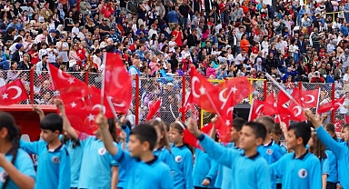Ayvalık'ta coşkulu 23 Nisan kutlaması