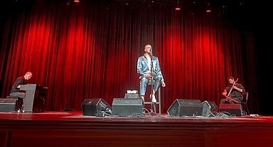 Cem Adrian “Solmayan Şarkıları” binlerce kişiyle söyledi