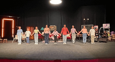 Musıki Eğitim Vakfı Gençlik Tiyatrosu “Ah Şu Gençler”le sahnede yer aldı