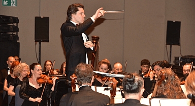 Ünlü Orkestra Şefi Kevin Griffiths İzmir’de konser verdi