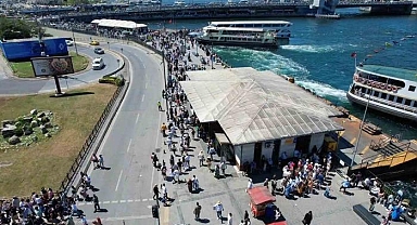 Akın ettiler! Turistler soluğu Eminönü'nde aldı...