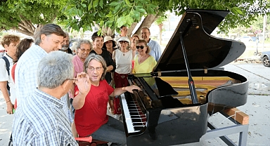 Hem geziyor, hem de barış için konser veriyor