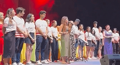 Türk bayrağından rahatsız oldu, sahneye çıkmadı: Çeşme Belediye Başkanı Lal Denizli ağzının payını verdi