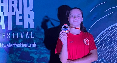 Kelebek Mobilya Sponsoru Olduğu Milli Genç Yüzücü Defne Bahar’dan Bronz Madalya