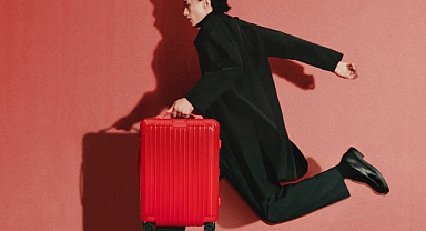  RIMOWA, ESSENTIAL KOLEKSİYONUNA KIRMIZI RENGİ EKLEDİ.