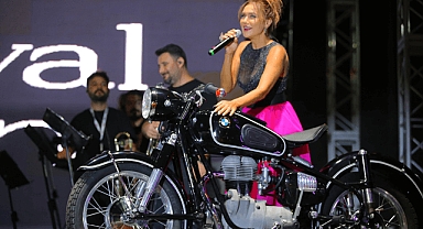 ŞEVVAL SAM’DAN SAHNEDE MOTOSİKLET SÜRPRİZİ