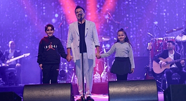 Ünlü Sanatçı Emrah Konserinde, Oğluyla Düet Yaptı