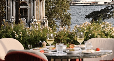 WHITE PEPPER SİYAH VE BEYAZIN BULUŞMA NOKTASINDA MİSAFİRLERİNİ BEKLİYOR