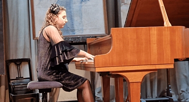 14 Yaşındaki Genç Piyanist Aylin Topuz, Macaristan Budapeşte Uluslararası Piyano Yarışmasında Türkiye'ye Ödülle Döndü