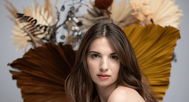 Maya Perest'den İlk Türkü Yorumu: Karanfil Eker Misin