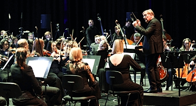 GUSTAV HOLST’UN “GEZEGENLER” SÜİTİ GÖRSEL ŞÖLENLE SAHNELENDİ