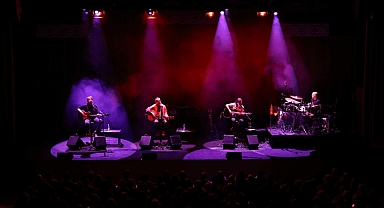 Mor ve Ötesi Akustik Performansıyla İş Sanat’taydı