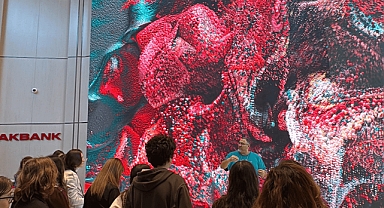 Refik Anadol’un Yapay Zeka Eseri Öğrencilerle Buluşuyor 