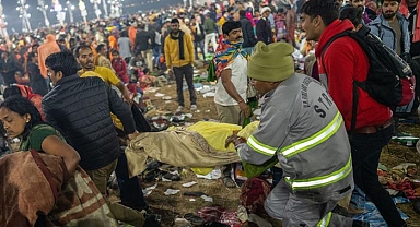 12 yılda bir yapılıyor, milyonlarca insan katılıyor... Hindistan'daki festival can pazarına döndü! Çok sayıda ölü ve yaralı var