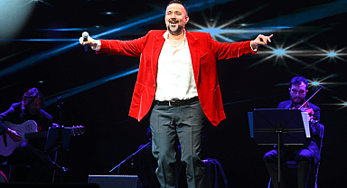 Ata Demirer Gazinosu ile İki Gece Üste Üste Kahkaha ve Müzik Dolu Geceler Devam Ediyor