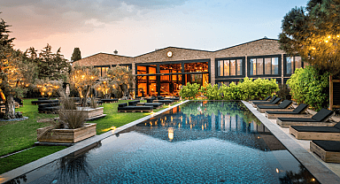 Warehouse by The Stay, Avangart Tabldot ile Yılbaşı Coşkusunu Alaçatı’ya Taşıyor