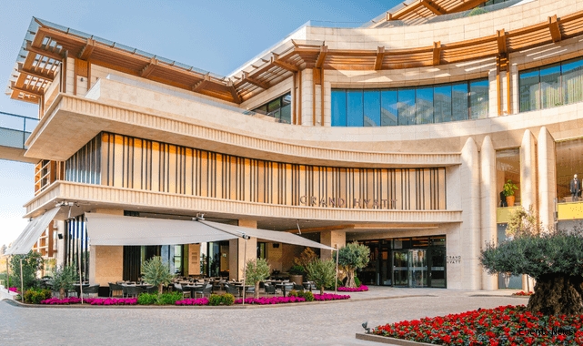 Ege kıyısındaki konaklama sahnesi, yeni bir lüks oyuncuyla güçleniyor. 