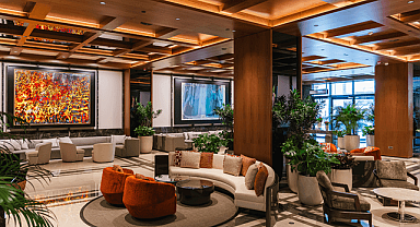 Ege kıyısındaki konaklama sahnesi, yeni bir lüks oyuncuyla güçleniyor. 