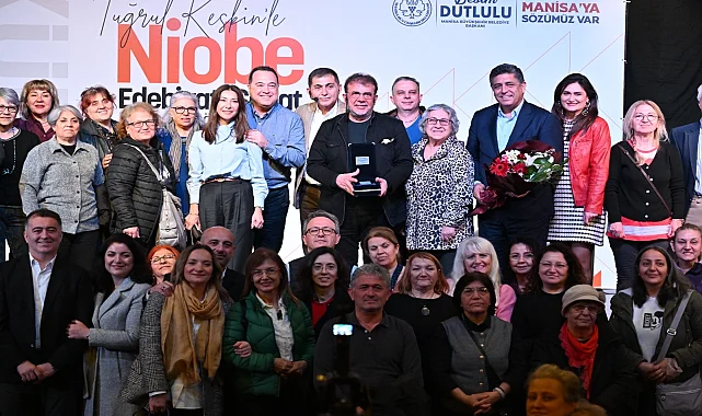 Manisa’da Nebil Özgentürk, Niobe Söyleşileri’nde sanatseverlerle buluştu